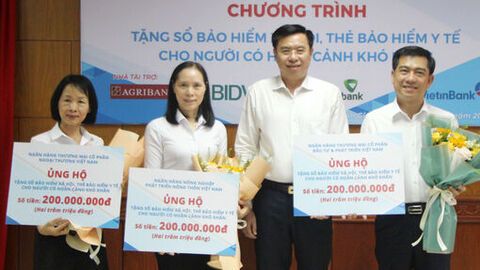 Bảo hiểm xã hội tỉnh An Giang tặng thẻ bảo hiểm y tế, sổ bảo hiểm xã hội cho người có hoàn cảnh khó khăn