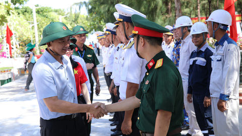 Đoàn công tác tỉnh Bắc Ninh thăm, tặng quà quân dân Trường Sa và Nhà giàn DK1