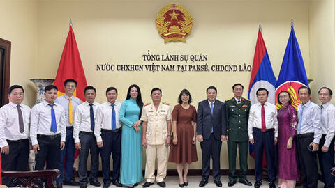 Phó Chủ tịch UBND tỉnh An Giang Lê Trung Hồ chào xã giao Tổng Lãnh sự quán Việt Nam tại Paksé (Lào)