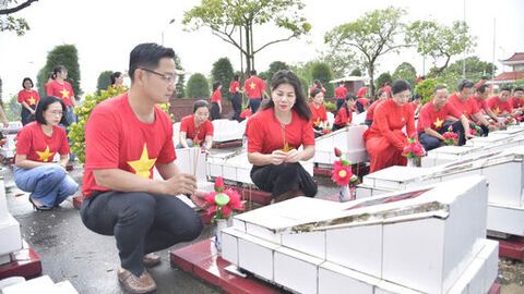 KienlongBank Rạch Giá dâng hương tri ân liệt sĩ và Anh hùng Nguyễn Trung Trực 