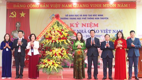 Phó Bí thư Thường trực Tỉnh ủy Nguyễn Thị Hương tri ân các nhà giáo tại Trường Trung học phổ thông Hàn Thuyên