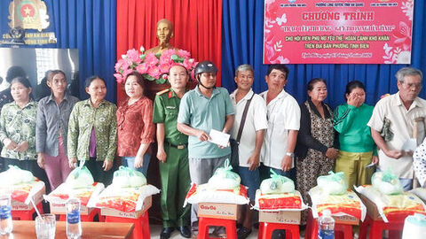 Trao 200 phần quà cho đồng bào Khmer phường Tịnh Biên