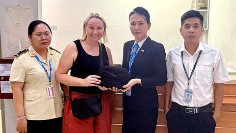 Cảng hàng không quốc tế Phú Quốc trao trả hơn 2.300 đô la Úc cho khách bỏ quên trên máy bay