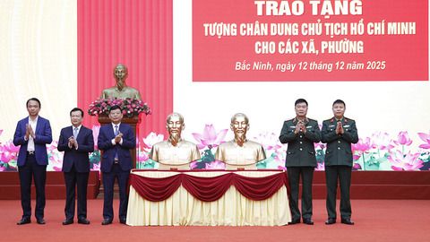 Bộ Tư lệnh Quân khu 1 trao tặng tượng chân dung Chủ tịch Hồ Chí Minh cho các xã, phường tỉnh Bắc Ninh