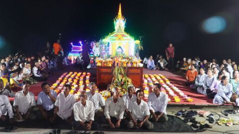 Độc đáo lễ cúng trăng