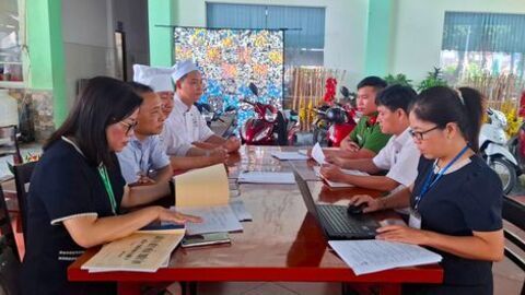 Kiểm tra chặt chẽ bếp ăn Nhà hàng Thắng Lợi, đảm bảo an toàn tuyệt đối Đại hội Đảng bộ tỉnh