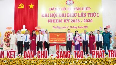 Đồng chí Trần Thị Thanh Hương dự và chỉ đạo Đại hội Đảng bộ xã Tân Hiệp