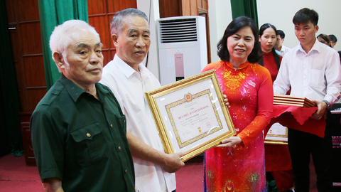 Đảng bộ xã Tân Dĩnh trao Huy hiệu Đảng, khen thưởng điển hình làm theo Bác