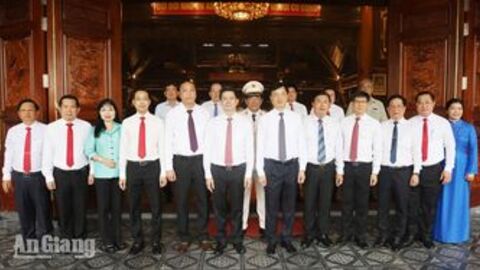 Trưởng Ban Tổ chức Trung ương Nguyễn Duy Ngọc dâng hương tri ân các Anh hùng liệt sĩ tại An Giang