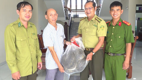Bàn giao cá thể trăn đất nặng 20kg cho Chi cục Kiểm lâm tỉnh An Giang