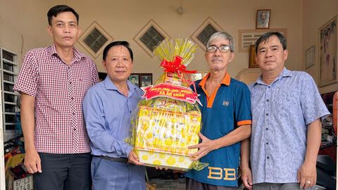 Chủ tịch UBND xã An Châu thăm, tặng quà nguyên lãnh đạo Ủy ban Kiểm tra cấp ủy