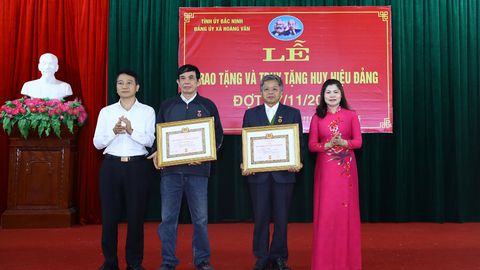 Phó Chủ tịch HĐND tỉnh Lâm Thị Hương Thành dự lễ trao tặng Huy hiệu Đảng tại xã Hoàng Vân