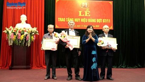 Đảng bộ xã Đăk Hà trao Huy hiệu Đảng cho 9 đảng viên