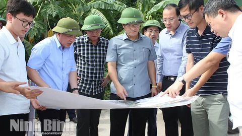 Đồng chí Phó Chủ tịch UBND tỉnh kiểm tra, khảo sát phương án đầu tư xây dựng tuyến đường cảnh quan kết hợp kè phát triển đô thị, dịch vụ 2 bên sông Đáy