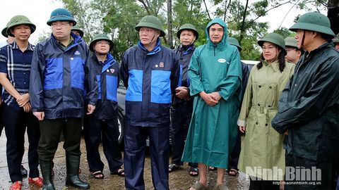 Đồng chí Phó Bí thư Tỉnh ủy, Chủ tịch HĐND tỉnh Lê Quốc Chỉnh kiểm tra công tác ứng phó bão số 5