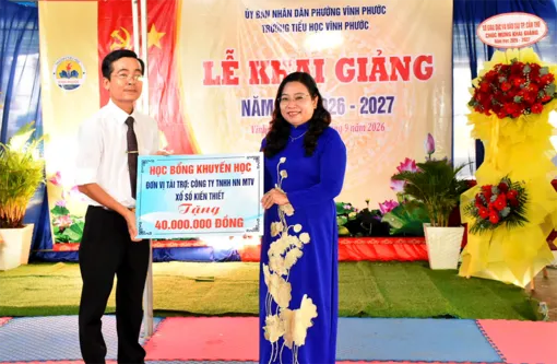Phó Bí thư Thành ủy Hồ Thị Cẩm Đào dự khai giảng năm học mới tại Trường Tiểu học Vĩnh Phước 