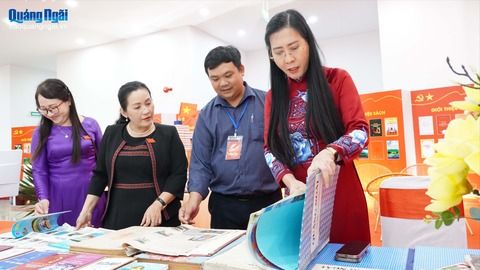 Lãnh đạo tỉnh tham quan gian trưng bày sách, báo, tài liệu tại đại hội