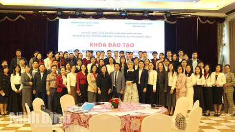 Khoá đào tạo về bảo vệ môi trường, ứng phó với biến đổi khí hậu, phát triển khu dân cư tập trung xanh