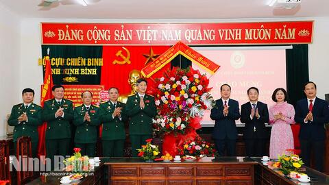 Đồng chí Phó Bí thư Tỉnh uỷ, Chủ tịch Uỷ ban MTTQ Việt Nam tỉnh chúc mừng Hội Cựu chiến binh tỉnh nhân ngày truyền thống