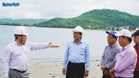 Phó Chủ tịch UBND tỉnh Trần Phước Hiền kiểm tra công trình đê chắn cát, giảm sóng Sa Huỳnh