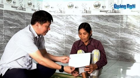 Chủ nhiệm Ủy ban Kiểm tra Tỉnh ủy Huỳnh Quốc Huy thăm gia đình có công ở xã Đăk Pxi