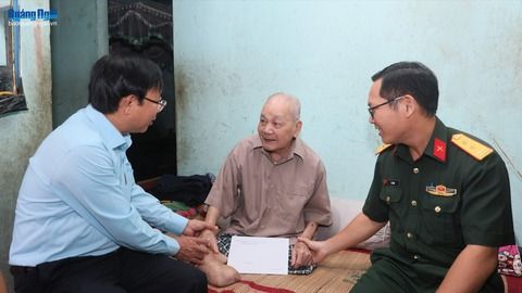 Trưởng ban Quản lý Khu Kinh tế Dung Quất và các Khu Công nghiệp Quảng Ngãi thăm, tặng quà gia đình người có công