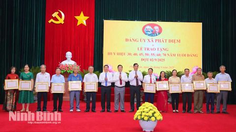Đảng ủy xã Phát Diệm trao tặng Huy hiệu Đảng cho 56 đảng viên