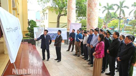 Đồng chí Bí thư Tỉnh ủy Đặng Xuân Phong khảo sát thực tế một số công trình, dự án ven biển của tỉnh