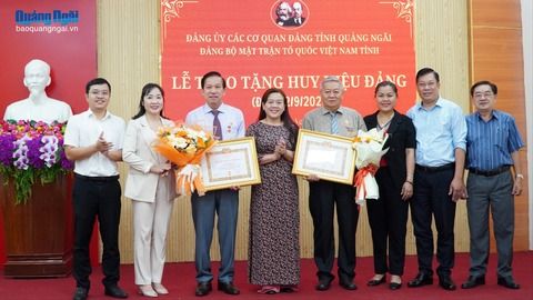 Đảng bộ Ủy ban MTTQ Việt Nam tỉnh trao tặng Huy hiệu Đảng cho 4 đảng viên