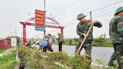 Xã Sóc Sơn: Bộ đội và người dân cùng tham gia chỉnh trang đường làng, ngõ xóm