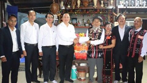 Chủ tịch Ủy ban MTTQ Việt Nam thành phố Đà Nẵng Lê Trí Thanh thăm người có công tiêu biểu xã Sông Vàng