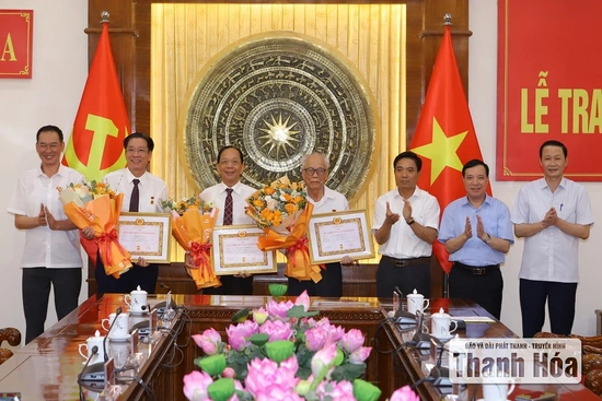 Trao tặng Huy hiệu Đảng cho các đồng chí nguyên lãnh đạo tỉnh Thanh Hóa