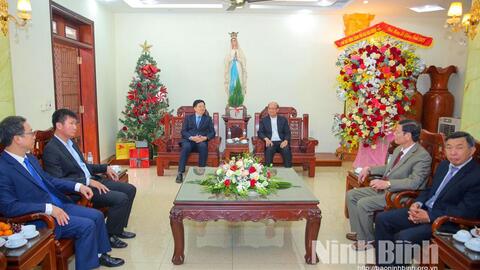 Phó Thủ tướng Chính phủ Mai Văn Chính thăm, chúc mừng Giáo xứ Ninh Bình và Giáo phận Bùi Chu nhân dịp Lễ Giáng sinh năm 2025