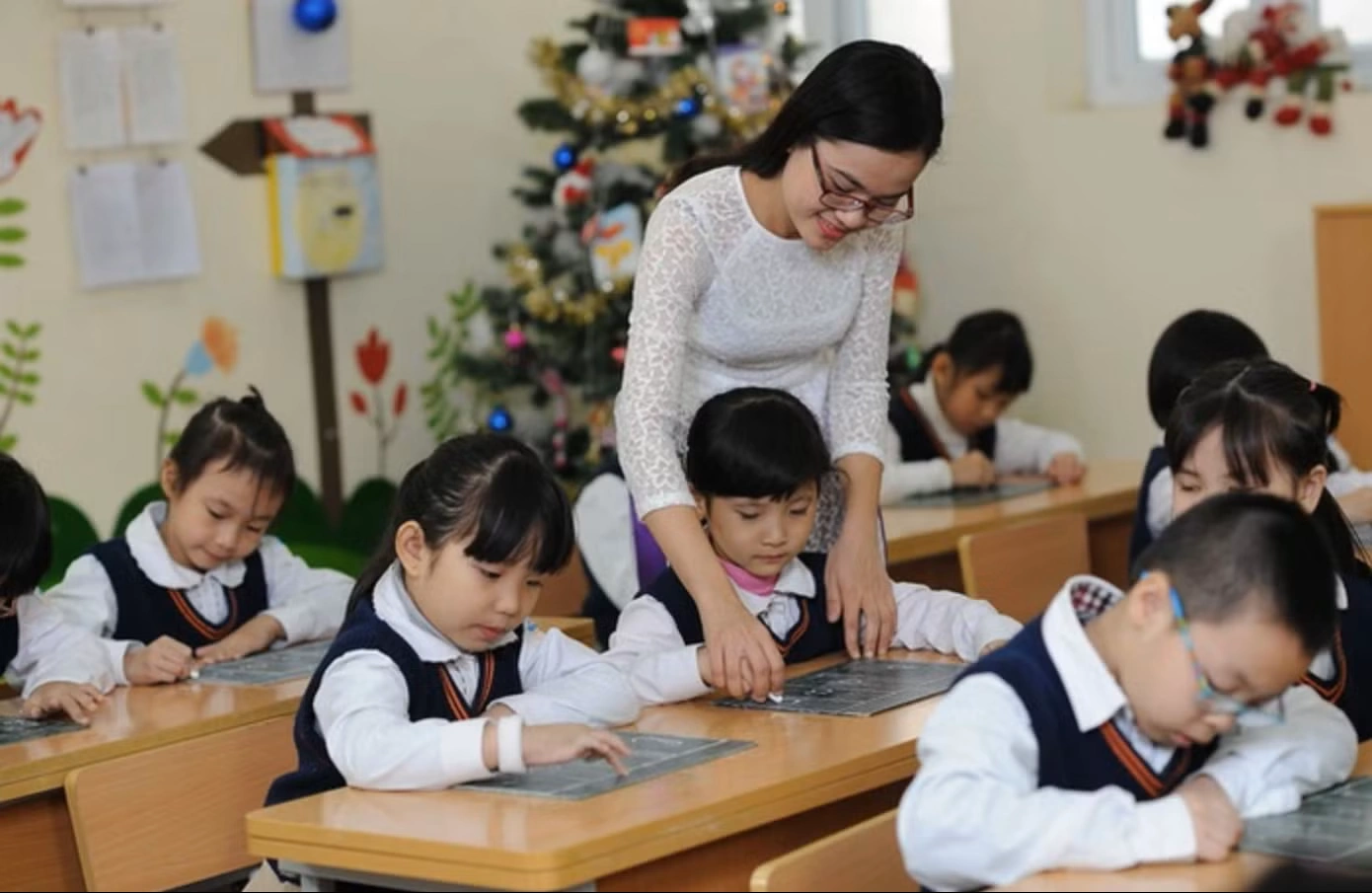 Từ 1/7, lương giáo viên cao nhất 17,15 triệu đồng/tháng, chưa kể phụ cấp
