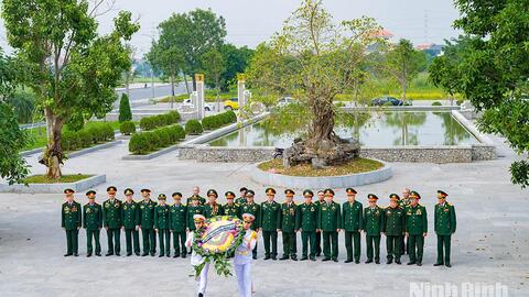 Hội Chiến sĩ thành cổ Quảng Trị năm 1972 tỉnh Ninh Bình dâng hương tưởng nhớ các Anh hùng Liệt sĩ