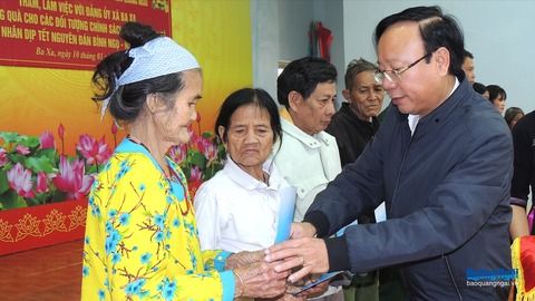 Đồng chí Lương Kim Sơn tặng quà người dân xã Ba Xa