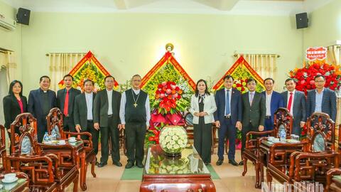 Đồng chí Phó Bí thư Thường trực Tỉnh ủy Đinh Thị Lụa thăm, chúc mừng Giáo phận Bùi Chu nhân dịp Giáng sinh 2025