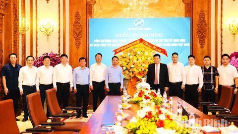 Đồng chí Bí thư Tỉnh ủy Đặng Xuân Phong thăm, chúc mừng doanh nghiệp, doanh nhân tiêu biểu nhân Ngày Doanh nhân Việt Nam