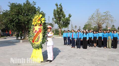 Đoàn đại biểu dự Đại hội Công đoàn tỉnh Ninh Bình lần thứ I, nhiệm kỳ 2025-2030 dâng hương tưởng niệm các Anh hùng liệt sỹ