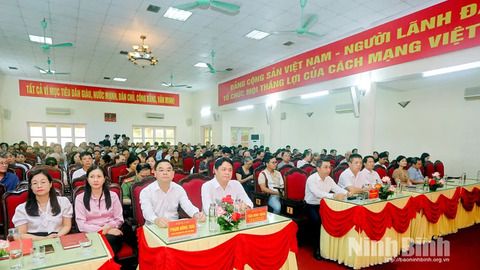 Đảng bộ phường Nam Định quán triệt, triển khai Nghị quyết, Chương trình hành động thực hiện Nghị quyết Đại hội và trao tặng Huy hiệu Đảng nhân dịp Quốc khánh 2/9