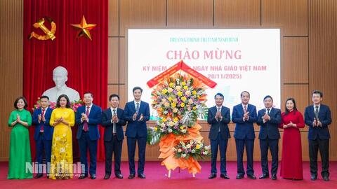 Đồng chí Bí thư Tỉnh ủy Đặng Xuân Phong và đồng chí Mai Văn Tuất, Phó Bí thư Tỉnh ủy, Chủ tịch Ủy ban MTTQ Việt Nam tỉnh thăm, chúc mừng Trường Chính trị tỉnh nhân ngày Nhà giáo Việt Nam