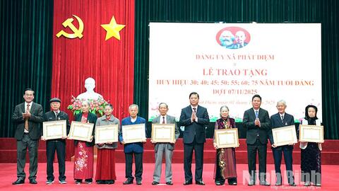 Đảng ủy xã Phát Diệm trao tặng Huy hiệu Đảng đợt 7/11