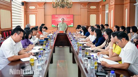 Đồng chí Phó Bí thư Tỉnh ủy, Chủ tịch Uỷ ban MTTQ Việt Nam tỉnh làm việc với Trường Chính trị tỉnh