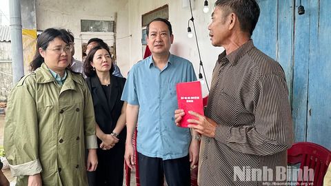 Các đồng chí lãnh đạo tỉnh thăm hỏi, chia buồn cùng các gia đình có người thiệt mạng và bị thương do cơn bão số 10 và giông lốc