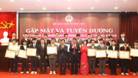 Bộ GDĐT gặp mặt, tuyên dương học sinh Olympic và KHKT quốc tế năm 2025