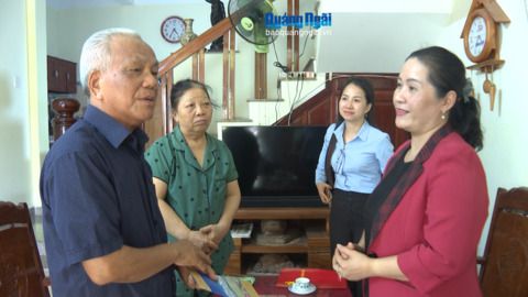 Phó Bí thư Tỉnh ủy Đinh Thị Hồng Minh thăm, tặng quà nguyên lãnh đạo tỉnh