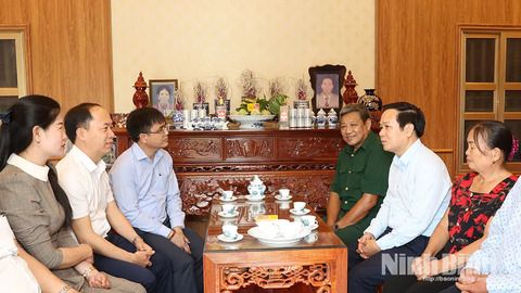 Đồng chí Chủ tịch UBND tỉnh Phạm Quang Ngọc thăm, tặng quà nhân dịp Quốc khánh 2/9