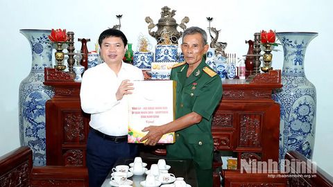 Đồng chí Bí thư Tỉnh ủy Trương Quốc Huy thăm, tặng quà các gia đình chính sách, người có công nhân dịp Quốc khánh 2/9