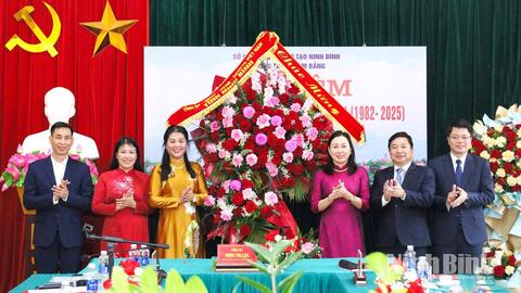 Đồng chí Phó Bí thư Thường trực Tỉnh ủy Đinh Thị Lụa thăm, chúc mừng Trường THPT A Kim Bảng nhân kỷ niệm Ngày Nhà giáo Việt Nam 20/11