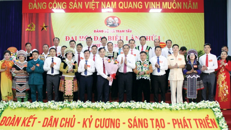 Phó Bí thư Thường trực Tỉnh ủy Hoàng Giang dự và chỉ đạo Đại hội đại biểu Đảng bộ xã Trạm Tấu